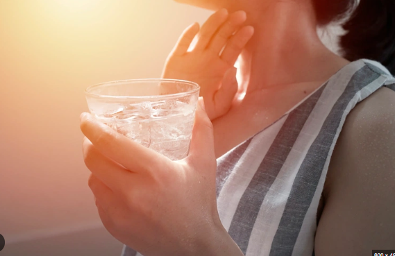 Đang đi nắng về, thấy th&egrave;m nước lạnh đến mấy cũng phải 'nhịn' v&igrave; l&yacute; do n&agrave;y kẻo rước họa v&agrave;o th&acirc;n - Ảnh 2.