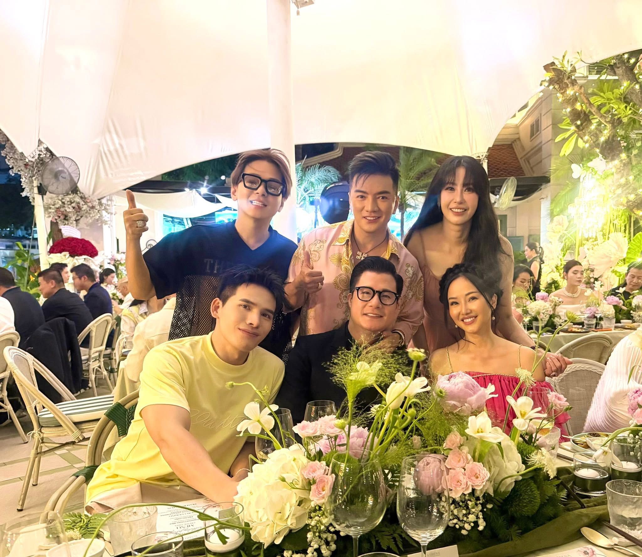 H&agrave; Kiều Anh đ&oacute;n sinh nhật 50 tuổi rực rỡ b&ecirc;n con trai v&agrave; con g&aacute;i - Ảnh 10.