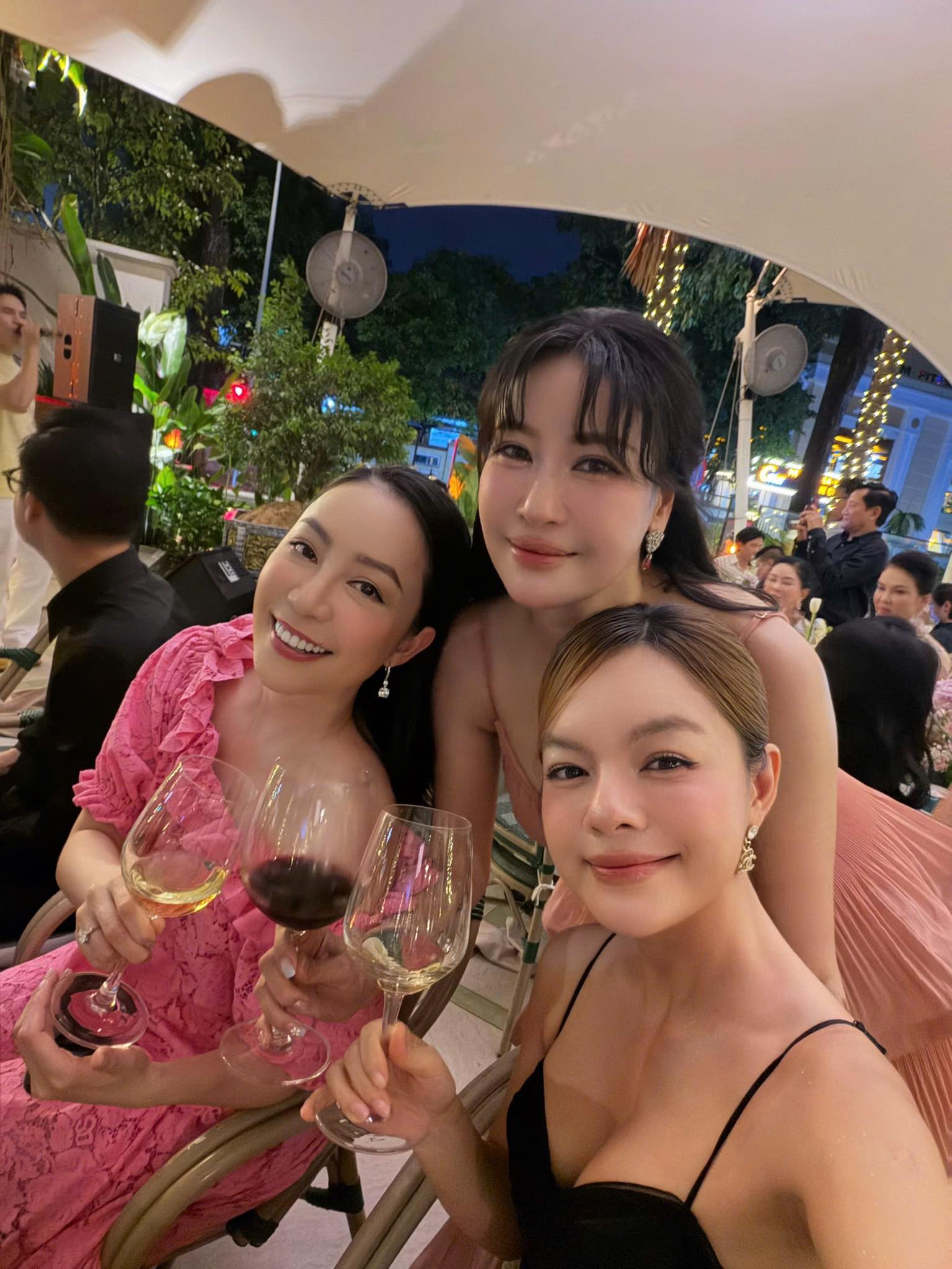 H&agrave; Kiều Anh đ&oacute;n sinh nhật 50 tuổi rực rỡ b&ecirc;n con trai v&agrave; con g&aacute;i - Ảnh 7.