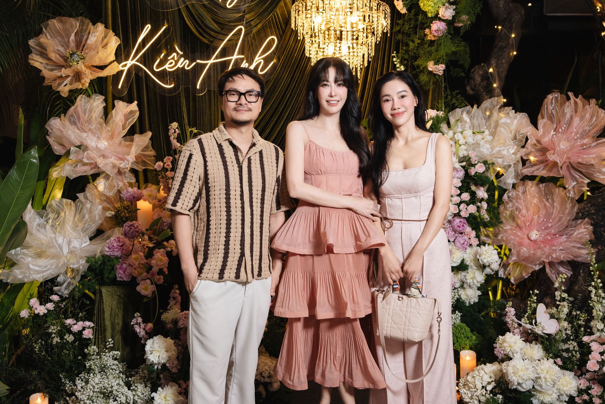 H&agrave; Kiều Anh đ&oacute;n sinh nhật 50 tuổi rực rỡ b&ecirc;n con trai v&agrave; con g&aacute;i - Ảnh 11.