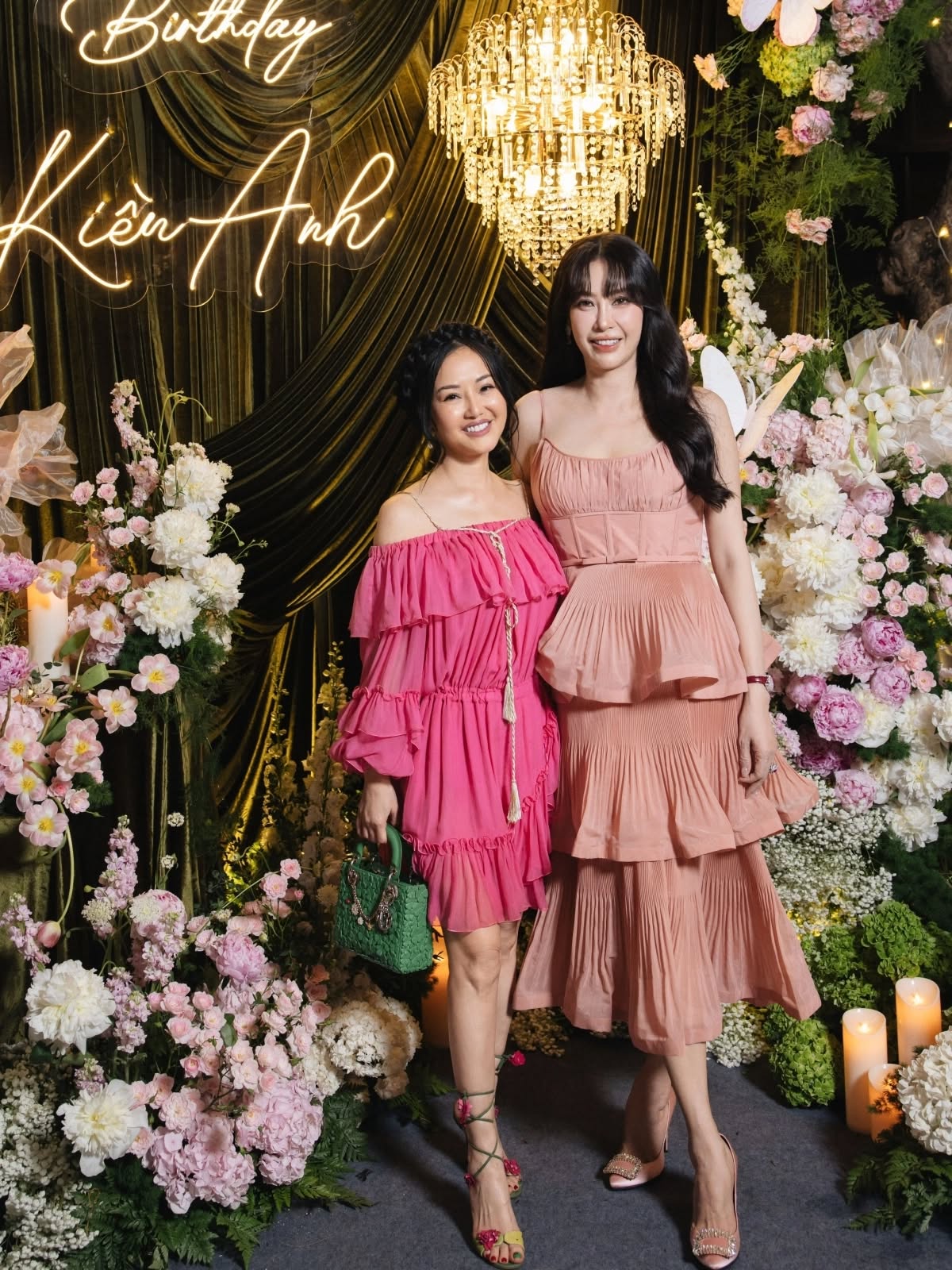 H&agrave; Kiều Anh đ&oacute;n sinh nhật 50 tuổi rực rỡ b&ecirc;n con trai v&agrave; con g&aacute;i - Ảnh 4.