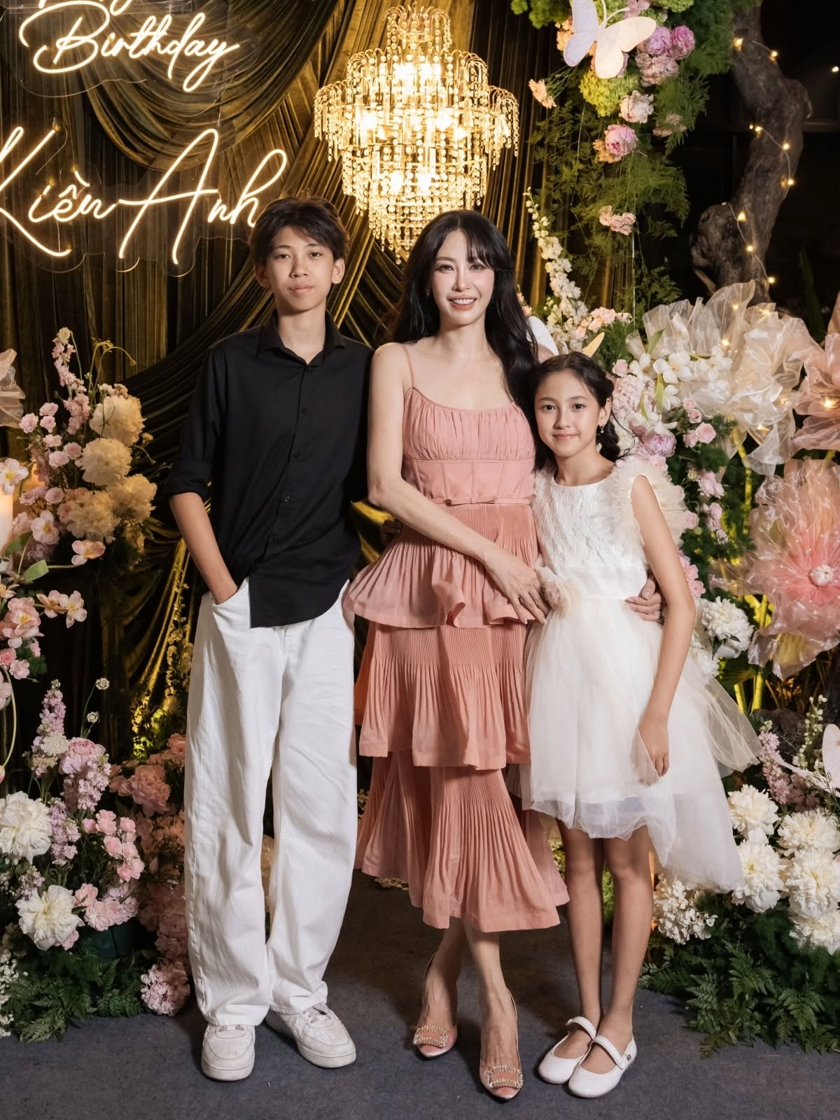 H&agrave; Kiều Anh đ&oacute;n sinh nhật 50 tuổi rực rỡ b&ecirc;n con trai v&agrave; con g&aacute;i - Ảnh 2.