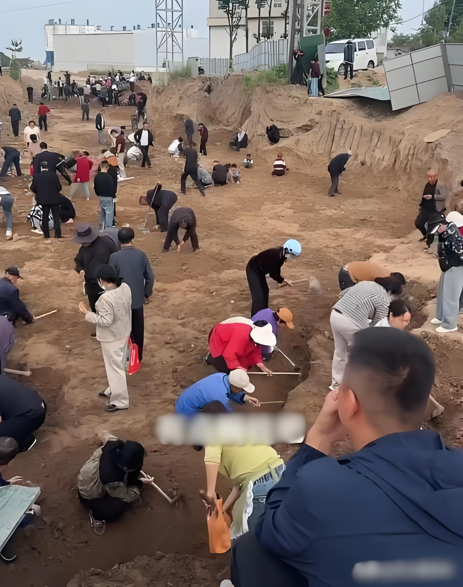 Nhiều người kéo đến công trường ở Trung Quốc tìm "kho báu cổ": Cơ quan địa phương công bố thông tin khiến mọi người "chưng hửng" - Ảnh 1. Nhiều người kéo đến công trường ở Trung Quốc tìm "kho báu cổ": Cơ quan địa phương công bố thông tin khiến mọi người "chưng hửng" - Ảnh 1.