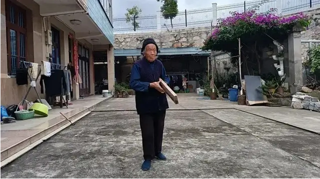 Cụ b&agrave; 110 tuổi vẫn tự nấu ăn, đi bộ mỗi ng&agrave;y v&agrave; kh&ocirc;ng mắc tiểu đường, mỡ m&aacute;u, cao huyết &aacute;p. C&aacute;c chuy&ecirc;n gia cho rằng 7 th&oacute;i quen sống đơn giảnch&iacute;nh l&agrave; b&iacute; quyết sống thọ của b&agrave;. - Ảnh 1.