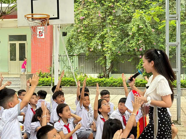 Nắng n&oacute;ng tr&ecirc;n 39 độ C, trường học H&agrave; Nội được y&ecirc;u cầu điều chỉnh giờ học - Ảnh 1.