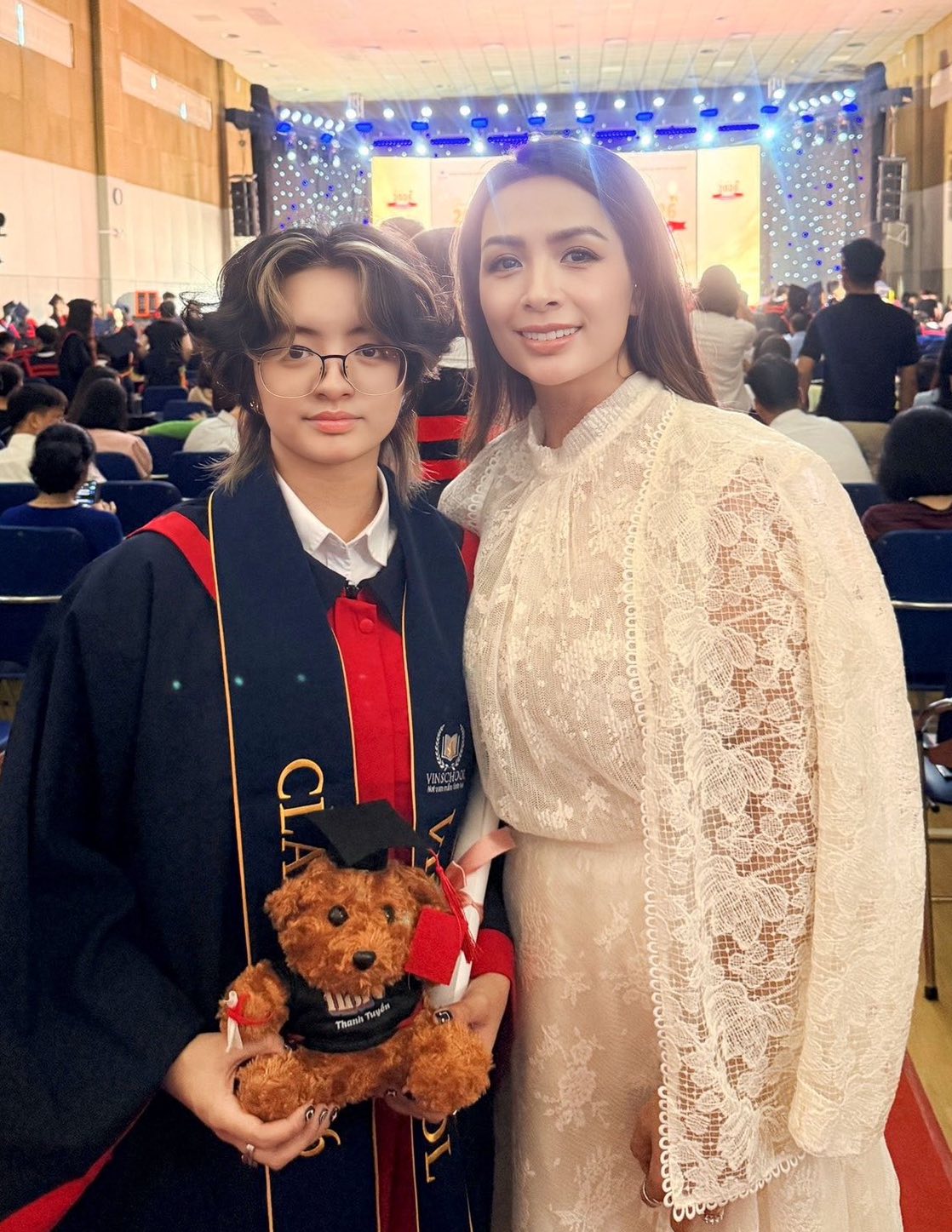Con gái cựu người mẫu Thúy Hằng tốt nghiệp THPT , diện mạo gây chú ý năm 2026 - Ảnh 1. Con gái cựu người mẫu Thúy Hằng tốt nghiệp THPT , diện mạo gây chú ý năm 2026 - Ảnh 1.