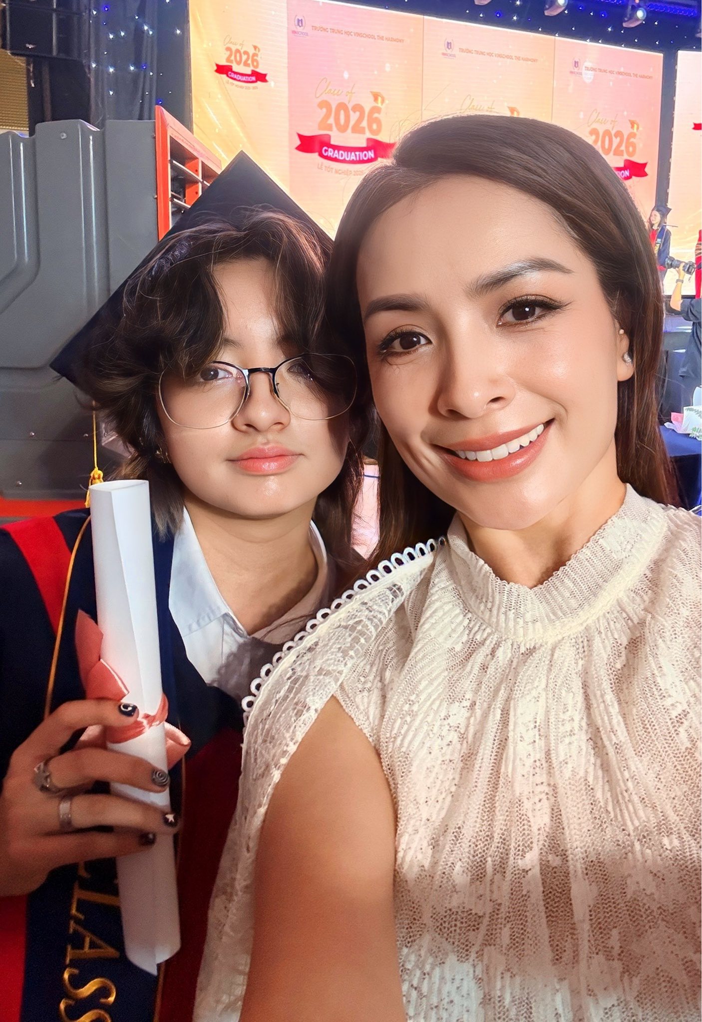 Con gái cựu người mẫu Thúy Hằng tốt nghiệp THPT , diện mạo gây chú ý năm 2026 - Ảnh 2. Con gái cựu người mẫu Thúy Hằng tốt nghiệp THPT , diện mạo gây chú ý năm 2026 - Ảnh 2.