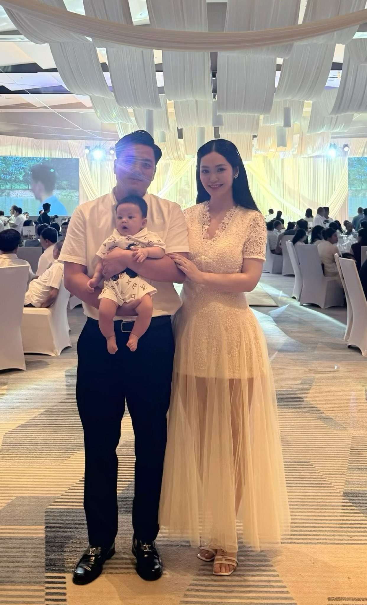 Nông Thúy Hằng và chồng Phó Giám đốc chào đón con trai đầu lòng hạnh phúc - Ảnh 3. Nông Thúy Hằng và chồng Phó Giám đốc chào đón con trai đầu lòng hạnh phúc - Ảnh 3.