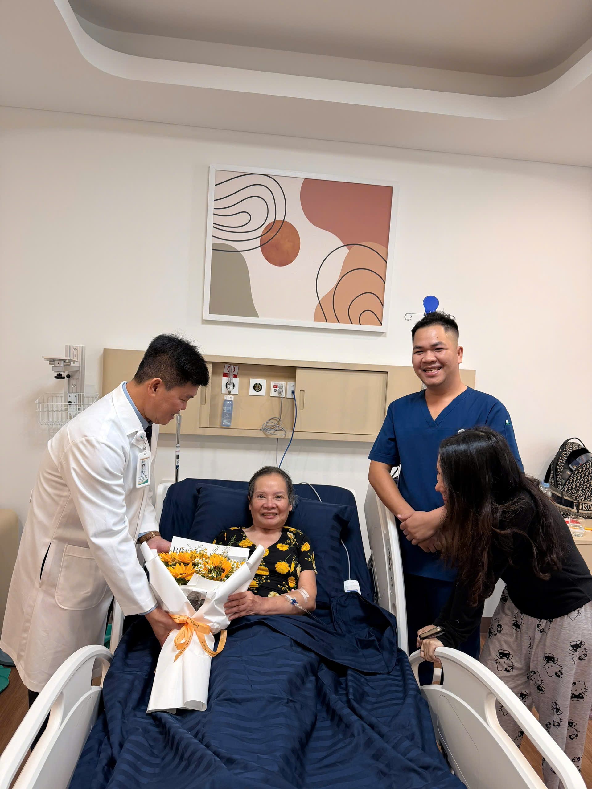 Chấn thương sọ não giữa kỳ nghỉ ở Phú Quốc: 2 giờ hội chẩn giữ bệnh nhân vượt qua giai đoạn nguy hiểm - Ảnh 2. Chấn thương sọ não giữa kỳ nghỉ ở Phú Quốc: 2 giờ hội chẩn giữ bệnh nhân vượt qua giai đoạn nguy hiểm - Ảnh 2.