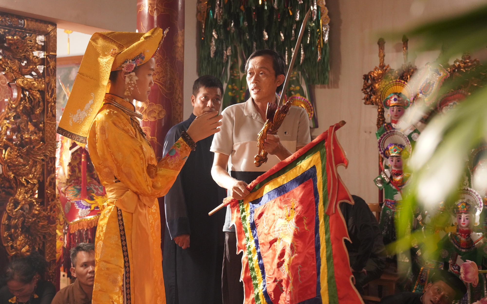 NSƯT Ho&agrave;i Linh tươi tắn trong ngay giỗ Tổ nghề - Ảnh 1.