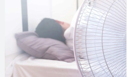 Bật quạt khi ngủ ban đ&ecirc;m: 4 nguy&ecirc;n tắc "v&agrave;ng" để kh&ocirc;ng bị ốm m&ugrave;a nắng n&oacute;ng - Ảnh 3.