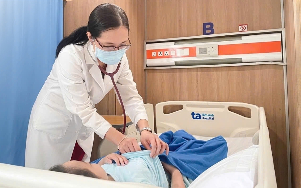 Người đ&agrave;n &ocirc;ng 43 tuổi xuất huyết n&atilde;o thừa nhận 1 sai lầm nhiều nam giới Việt mắc phải - Ảnh 3.