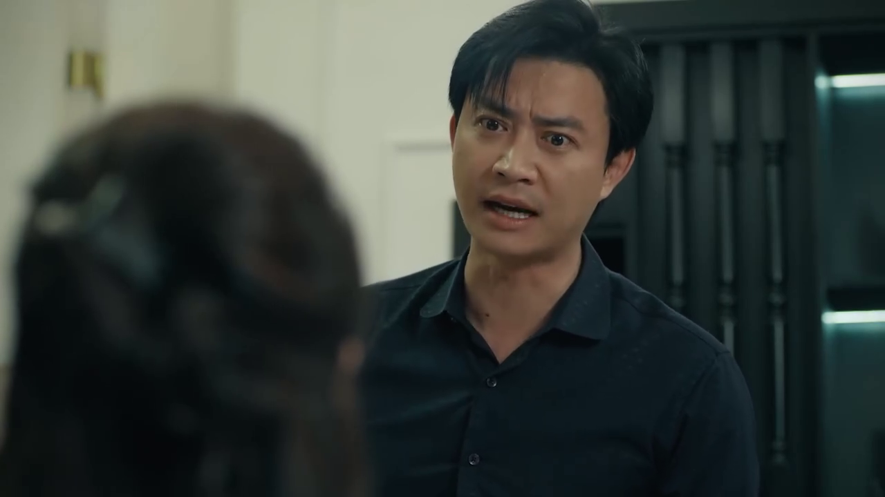 Dưới ô cửa sáng đèn - Tập 6: Chồng Diệu sắp ngoại tình, mò đến tận nhà gái trẻ - Ảnh 2. Dưới ô cửa sáng đèn - Tập 6: Chồng Diệu sắp ngoại tình, tìm đến tận nhà gái trẻ - Ảnh 1.