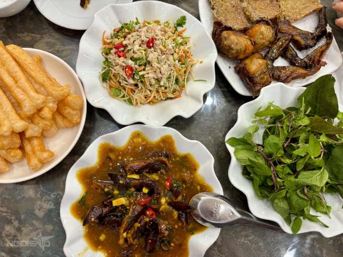 Sam biển - đặc sản '16 ch&acirc;n, 4 mắt' ở Quảng Ninh kh&ocirc;ng phải ai cũng d&aacute;m thử - Ảnh 2.