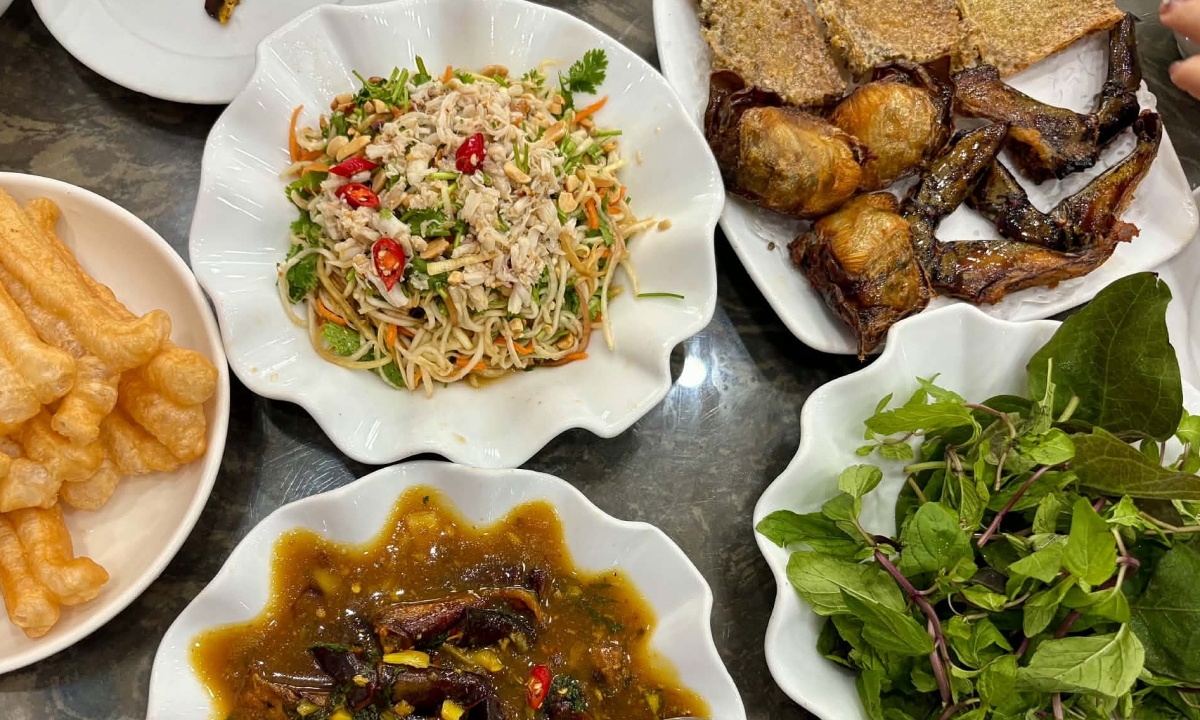 Đặc sản vẹm xanh b&aacute;m chi ch&iacute;t tr&ecirc;n ghềnh đ&aacute;, được v&iacute; như 'nh&acirc;n s&acirc;m, thuốc bổ' - Ảnh 11.
