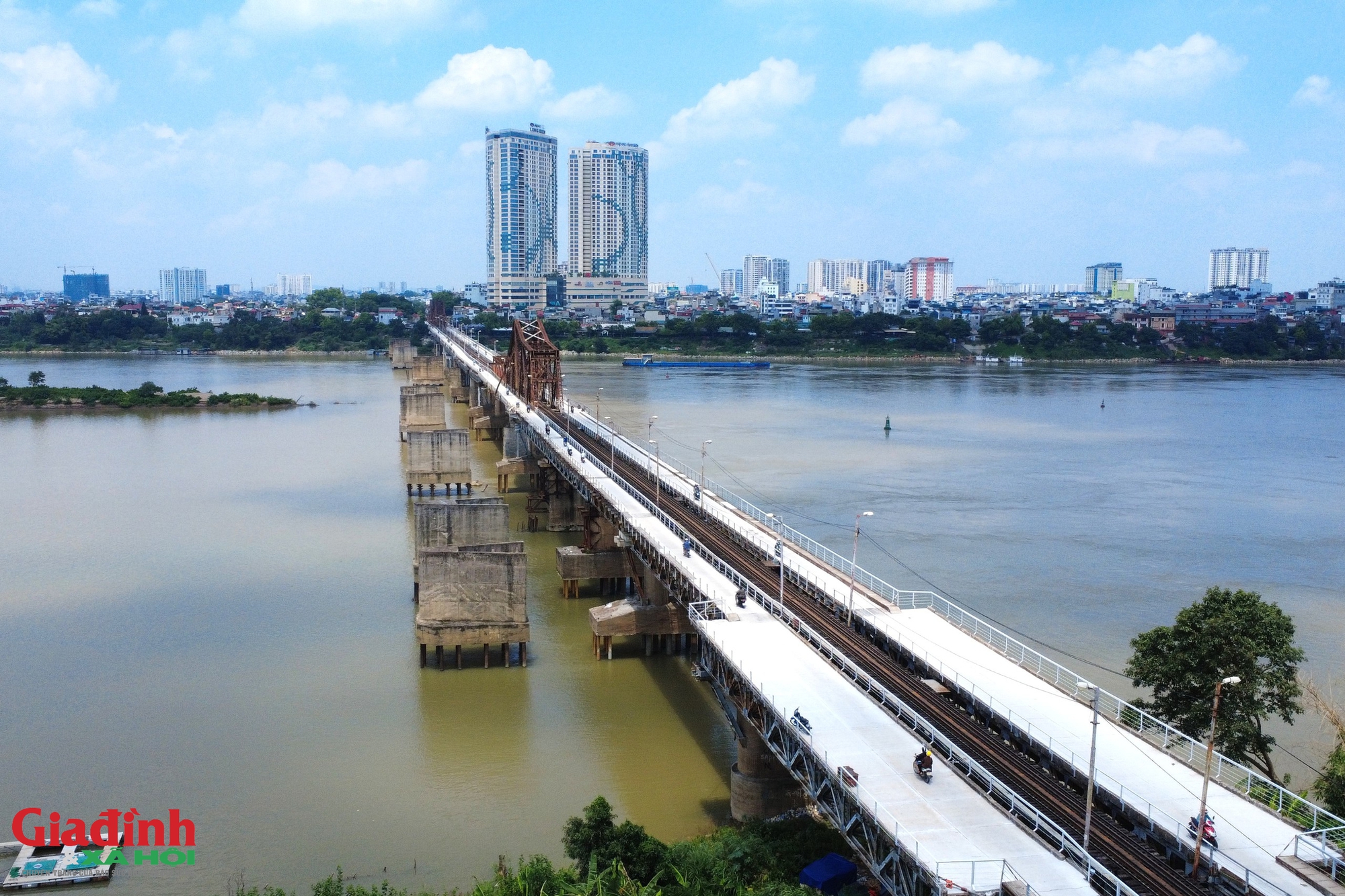 H&agrave; Nội: Diện mạo mới của cầu Long Bi&ecirc;n trong ng&agrave;y đầu ti&ecirc;n th&ocirc;ng xe trở lại - Ảnh 1.
