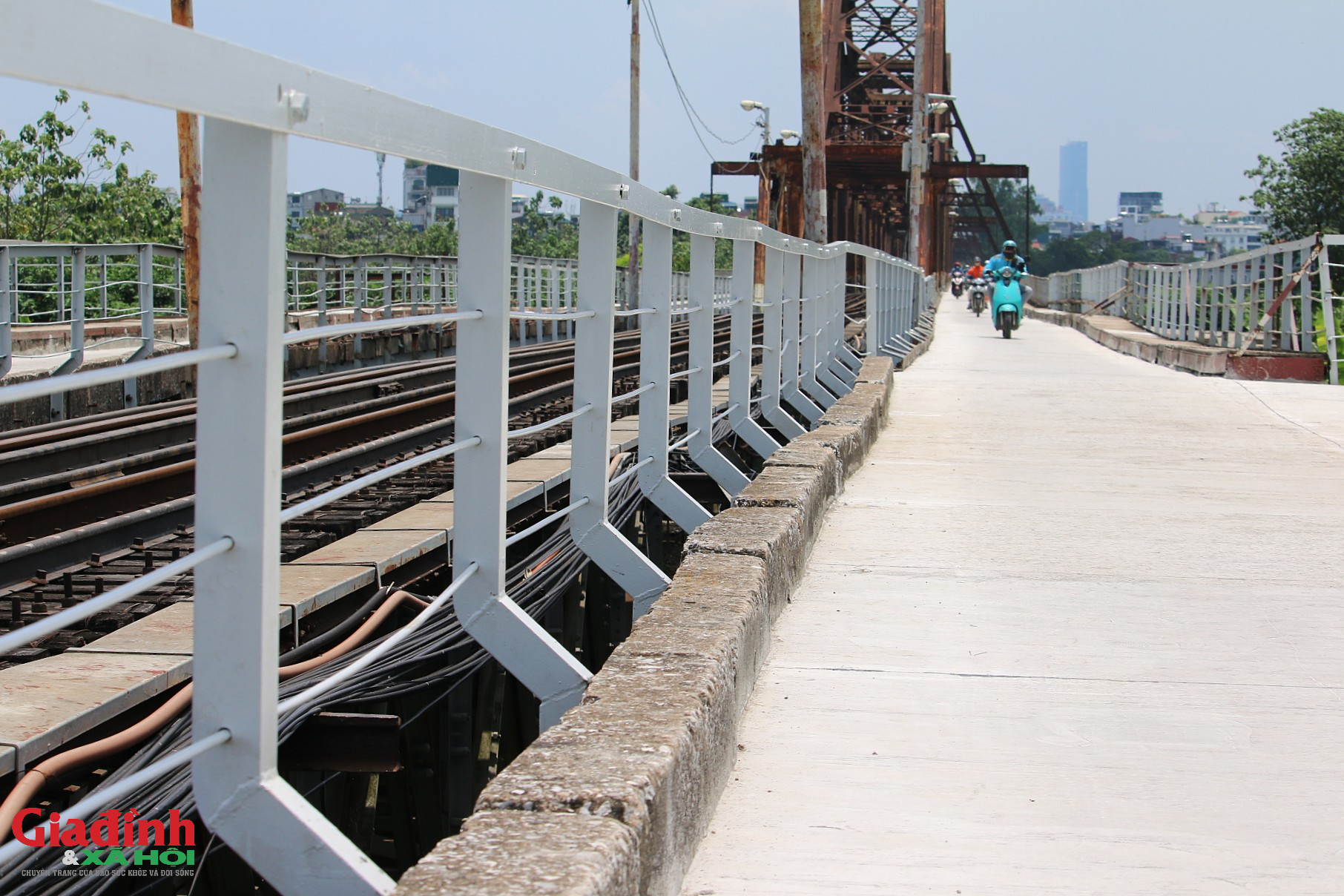 H&agrave; Nội: Diện mạo mới của cầu Long Bi&ecirc;n trong ng&agrave;y đầu ti&ecirc;n th&ocirc;ng xe trở lại - Ảnh 8.