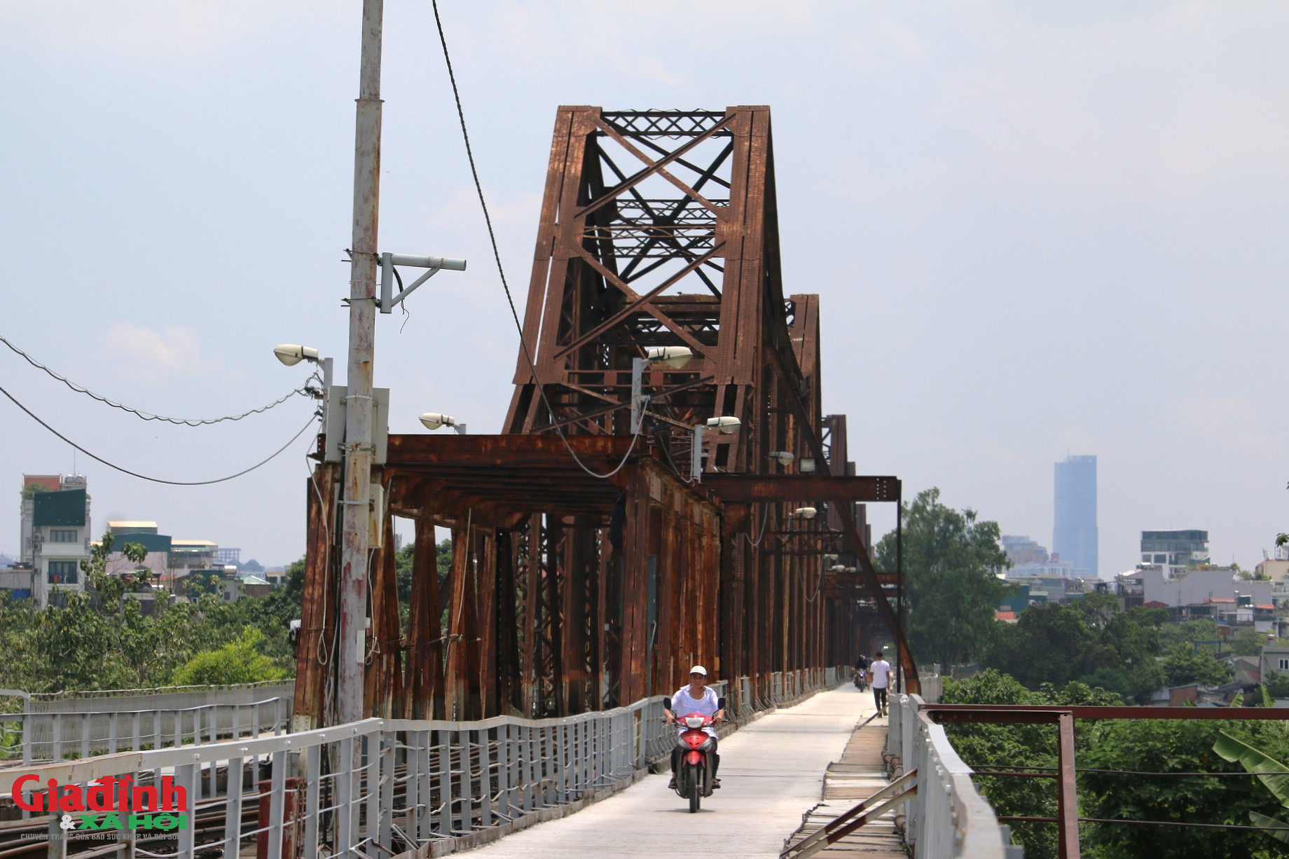 H&agrave; Nội: Diện mạo mới của cầu Long Bi&ecirc;n trong ng&agrave;y đầu ti&ecirc;n th&ocirc;ng xe trở lại - Ảnh 9.