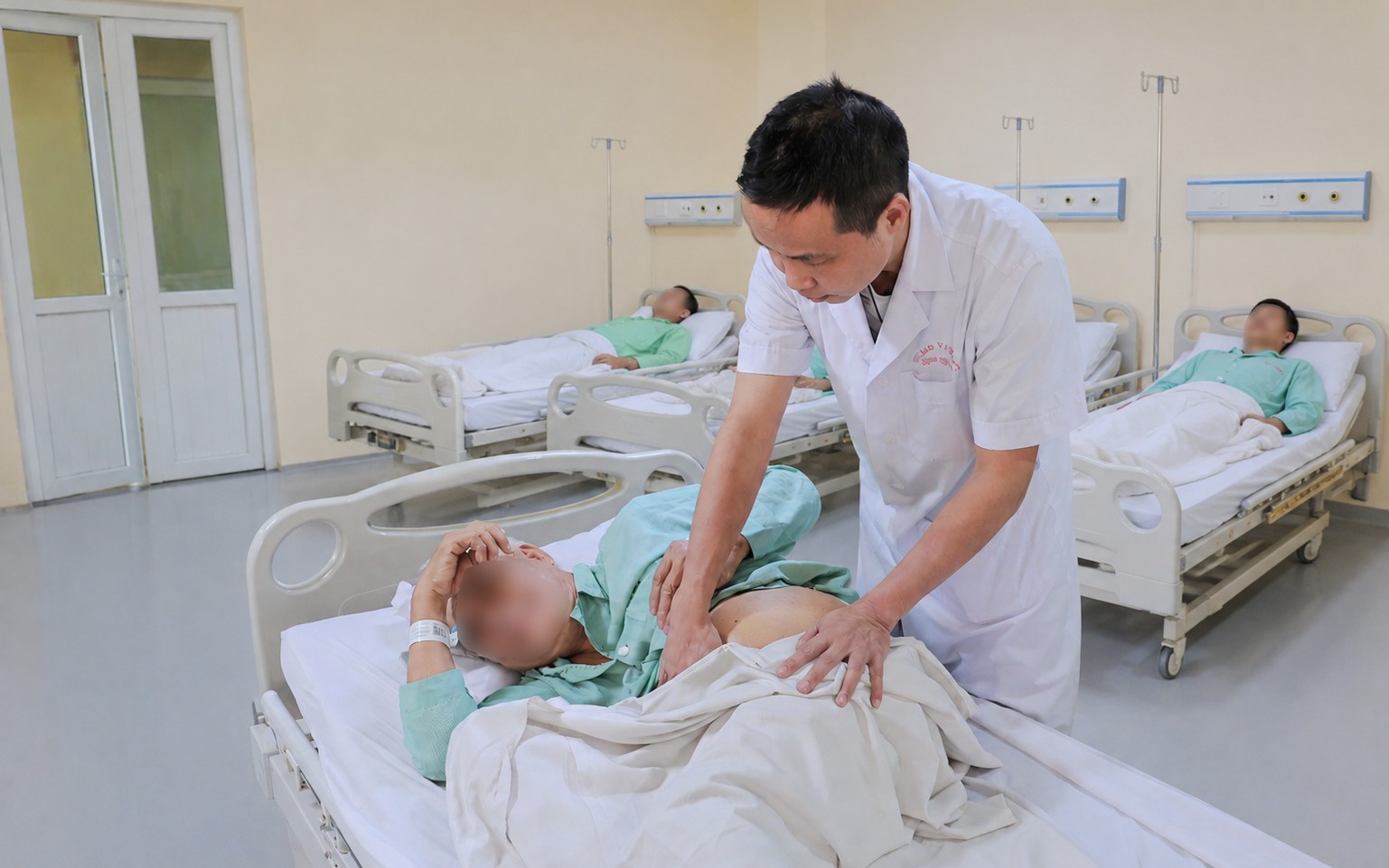 Người đ&agrave;n &ocirc;ng 56 tuổi ph&aacute;t hiện sỏi san h&ocirc; g&acirc;y ứ nước ở thận từ dấu hiệu nhiều người Việt mắc phải - Ảnh 2.