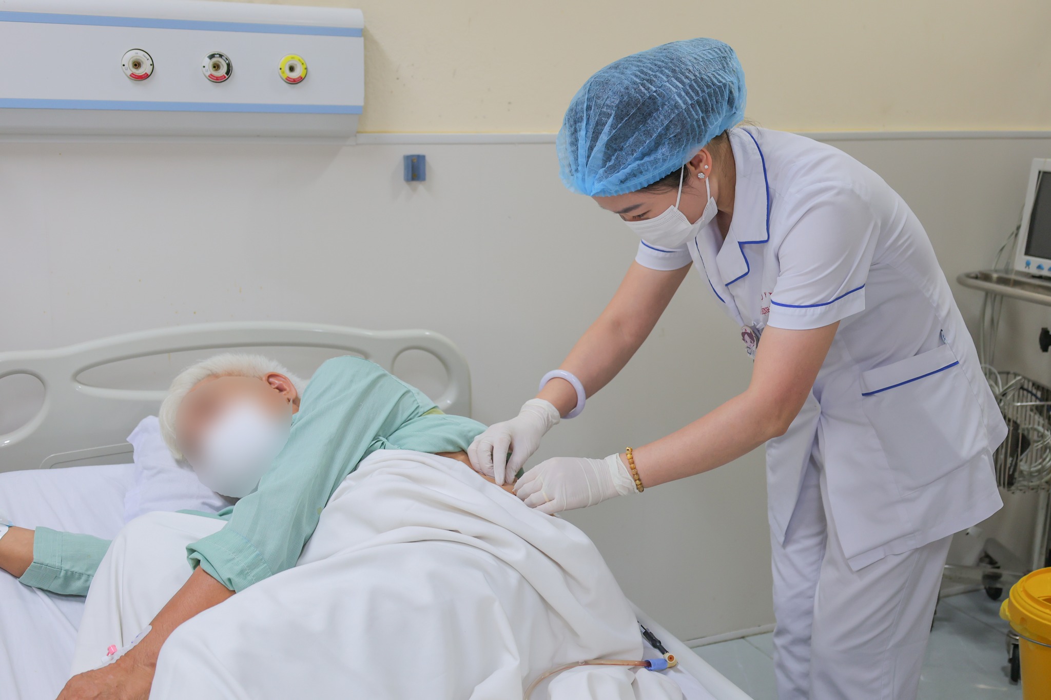 Người đàn ông 18 năm sống với cột sống gập cứng, thận nằm bất thường được tán sỏi thành công - Ảnh 2.