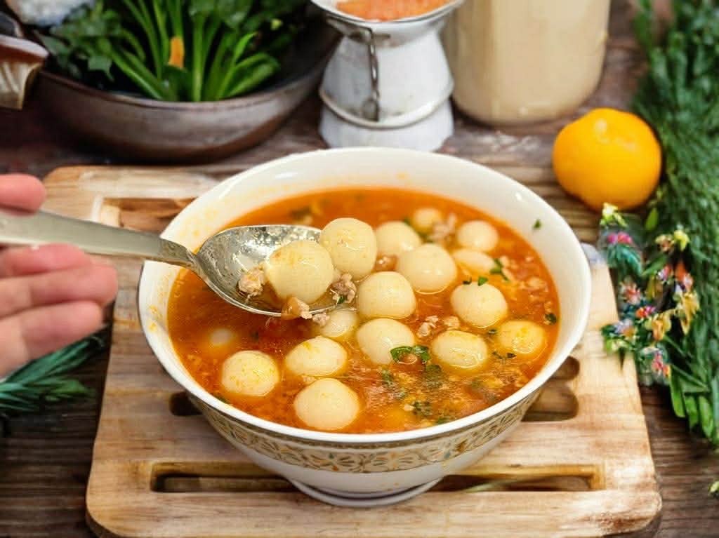 Mẹ t&ocirc;i khiến cả nh&agrave; "tr&ograve;n mắt" v&igrave; m&oacute;n ăn lần đầu nấu nhưng hương vị ngon tuyệt, ai cũng x&igrave; xụp h&uacute;p sạch cả nước d&ugrave;ng - Ảnh 1.
