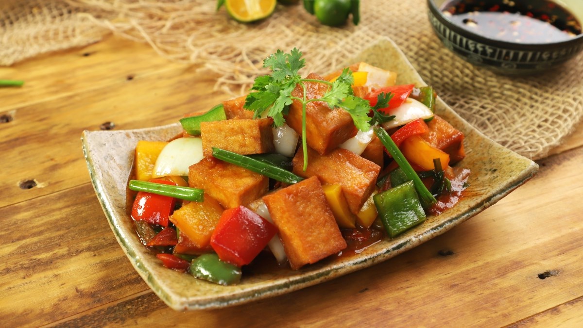 Đậu phụ đem sốt với thứ quả dạt d&agrave;o m&ugrave;a h&egrave; n&agrave;y, chua ngọt dẻo qu&aacute;nh, m&aacute;t ruột lại giảm cholesterol cực tốt - Ảnh 1.