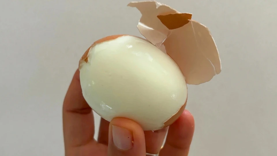 Luộc trứng m&agrave; cho th&ecirc;m 1 th&igrave;a n&agrave;y, b&oacute;c vỏ trơn tuồn tuột, c&ograve;n thơm ngon hơn hẳn - Ảnh 1.