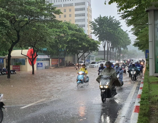 Dự b&aacute;o thời điểm H&agrave; Nội đ&oacute;n 'mưa v&agrave;ng' giải nhiệt, kết th&uacute;c đợt nắng như thi&ecirc;u đốt - Ảnh 1.