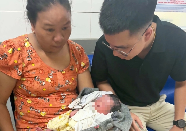 B&eacute; trai c&ograve;n nguy&ecirc;n d&acirc;y rốn bị bỏ rơi trước ch&ugrave;a ở Huế - Ảnh 1.