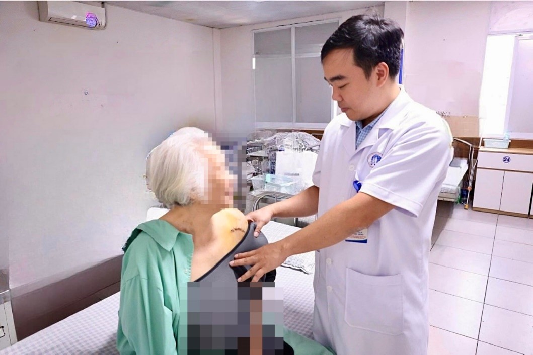 Đi khám vì nghi ngờ dấu hiệu đột quỵ, bác sĩ phát hiện nguyên nhân bất ngờ - Ảnh 1.
