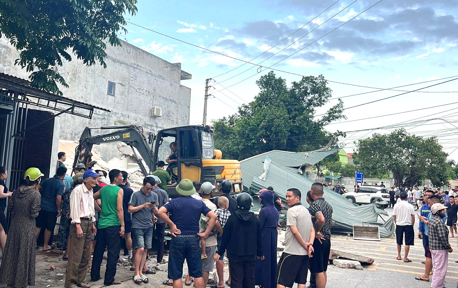 Căn nh&agrave; bất ngờ đổ sập khi đang sửa chữa, 3 nạn nh&acirc;n bị v&ugrave;i lấp- Ảnh 1.
