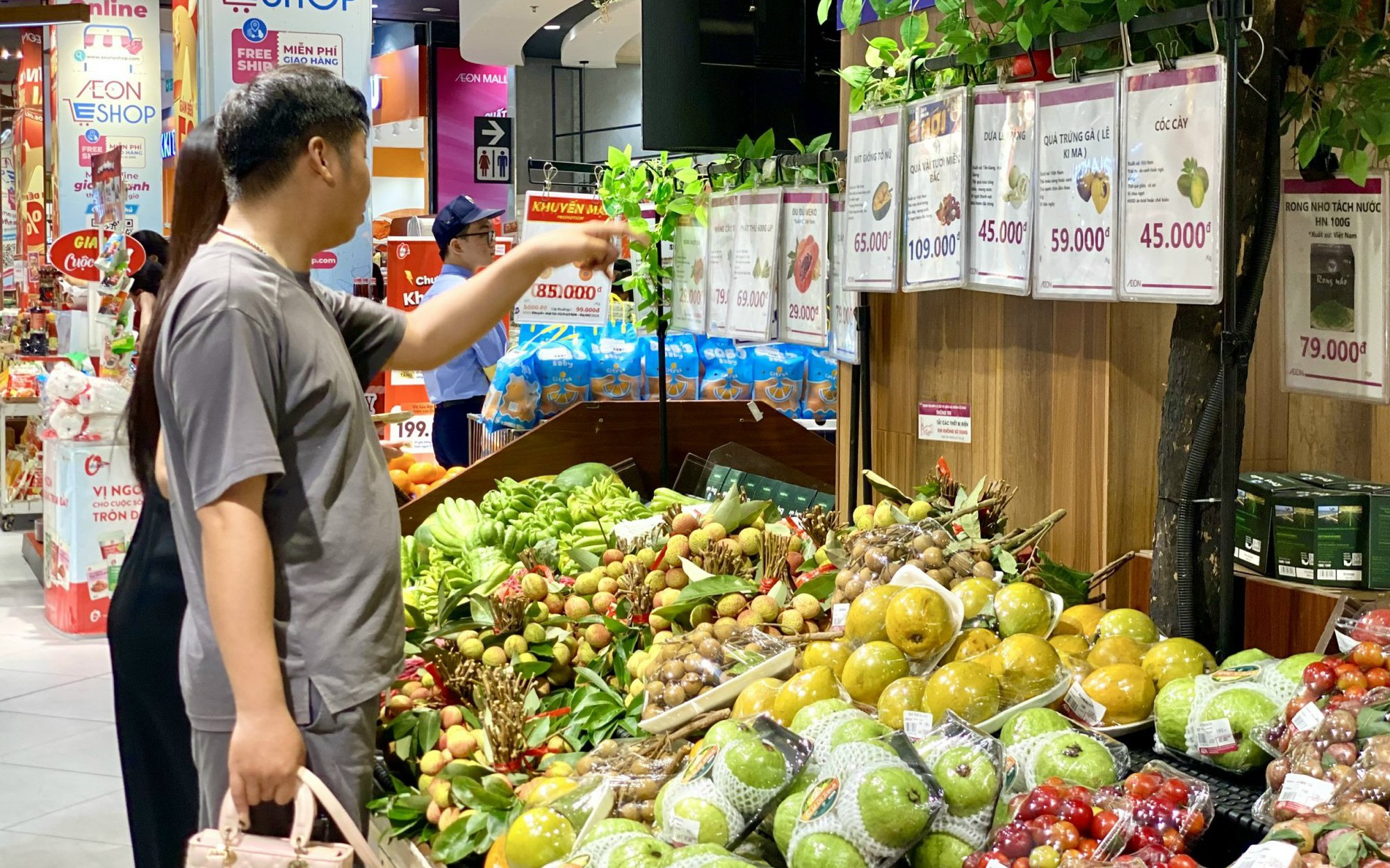 Tiểu thương l&yacute; giải gi&aacute; vải tươi đầu m&ugrave;a cao ch&oacute;t v&oacute;t nhưng vẫn b&aacute;n chạy h&agrave;ng - Ảnh 6.