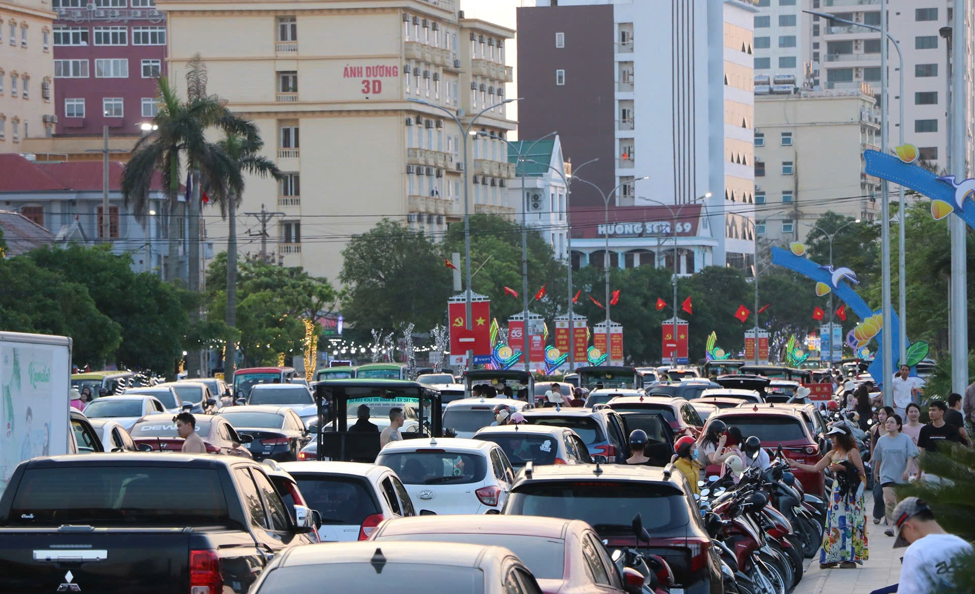 Nghệ An đ&oacute;n hơn 1,2 triệu lượt kh&aacute;ch dịp lễ, du lịch biển 'h&uacute;t' kh&aacute;ch mạnh - Ảnh 2.