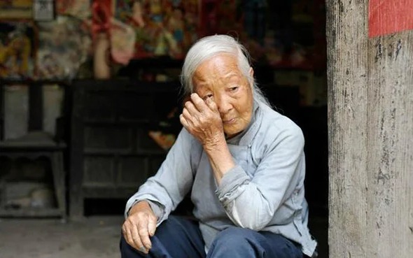 Sai một ly, bị nhắc cả tối: Tuổi gi&agrave; ngột ngạt của mẹ chồng khi sống c&ugrave;ng con d&acirc;u học thức cao