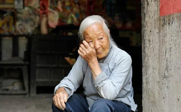 Sai một ly, bị nhắc cả tối: Tuổi gi&agrave; ngột ngạt của mẹ chồng khi sống c&ugrave;ng con d&acirc;u học thức cao - Ảnh 1.
