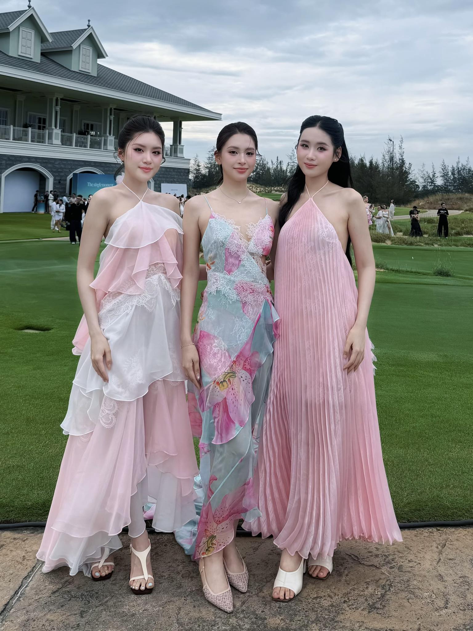 Phương Oanh lộng lẫy trong v&aacute;y trễ vai b&ecirc;n bờ biển thu h&uacute;t mọi &aacute;nh nh&igrave;n - Ảnh 6.