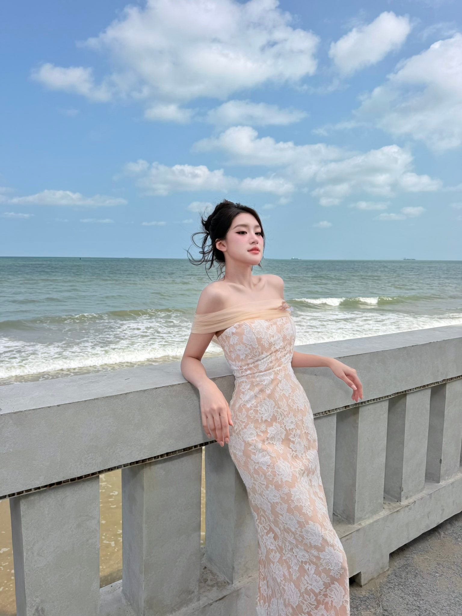 Phương Oanh lộng lẫy trong v&aacute;y trễ vai b&ecirc;n bờ biển thu h&uacute;t mọi &aacute;nh nh&igrave;n - Ảnh 4.