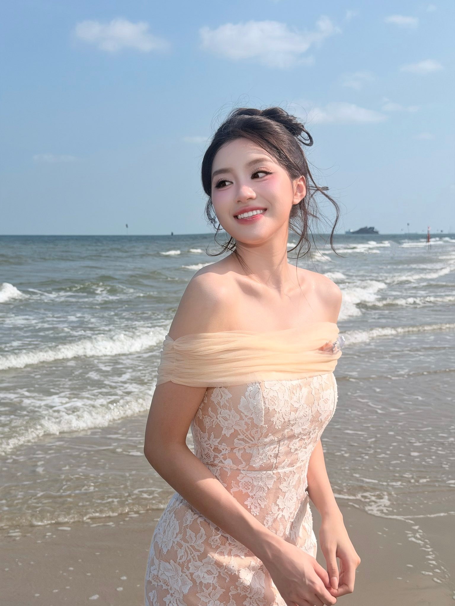 Phương Oanh lộng lẫy trong v&aacute;y trễ vai b&ecirc;n bờ biển thu h&uacute;t mọi &aacute;nh nh&igrave;n - Ảnh 2.