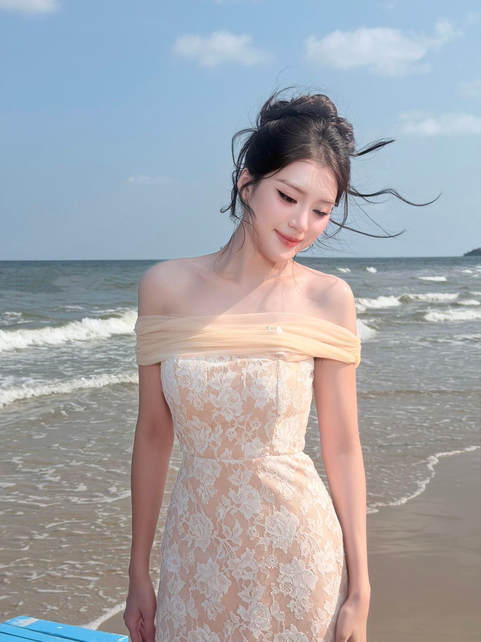 Phương Oanh lộng lẫy trong v&aacute;y trễ vai b&ecirc;n bờ biển thu h&uacute;t mọi &aacute;nh nh&igrave;n - Ảnh 1.