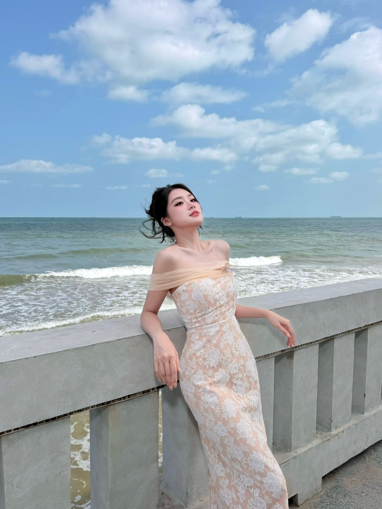 Phương Oanh lộng lẫy trong v&aacute;y trễ vai b&ecirc;n bờ biển thu h&uacute;t mọi &aacute;nh nh&igrave;n - Ảnh 3.