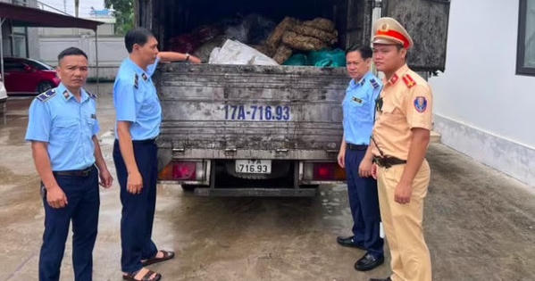 Ngăn chặn hơn 2 tấn mỡ lợn bốc m&ugrave;i h&ocirc;i thối chuẩn bị đưa ra thị trường - Ảnh 1.