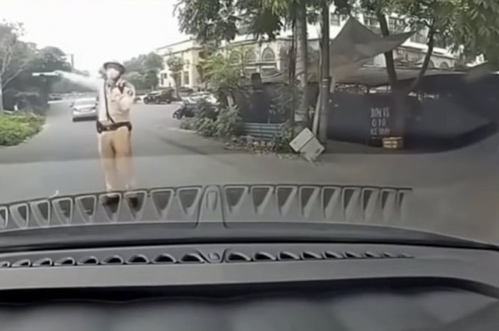 Người đ&agrave;n &ocirc;ng tự xưng thầy dạy l&aacute;i xe đi sai l&agrave;n, hỏi CSGT: 'Em biết anh kh&ocirc;ng?' - Ảnh 2.