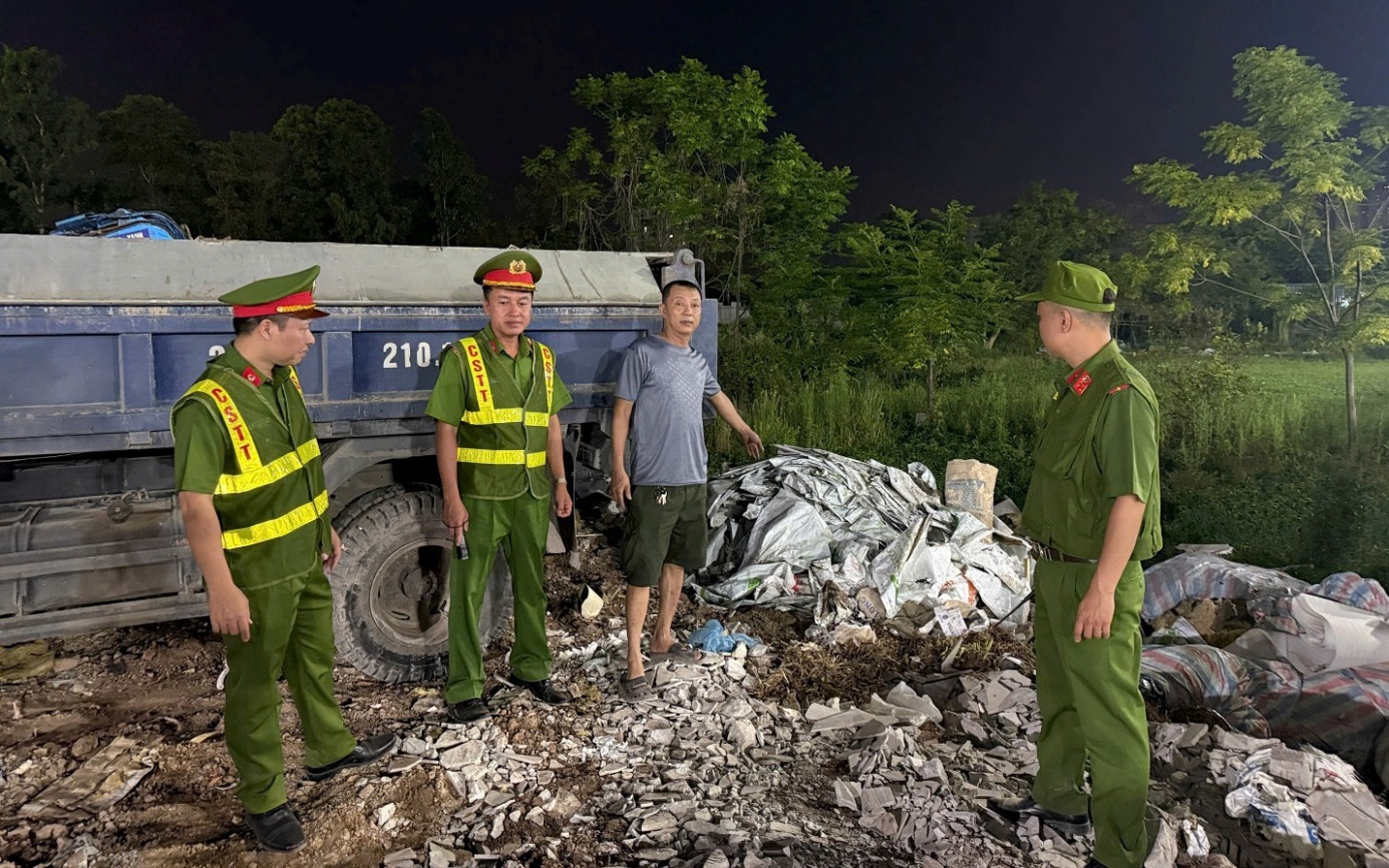Hà Nội: Đổ trộm hơn 33.000 tấn chất thải xây dựng trái phép, 5 đối tượng bị khởi tố - Ảnh 4.