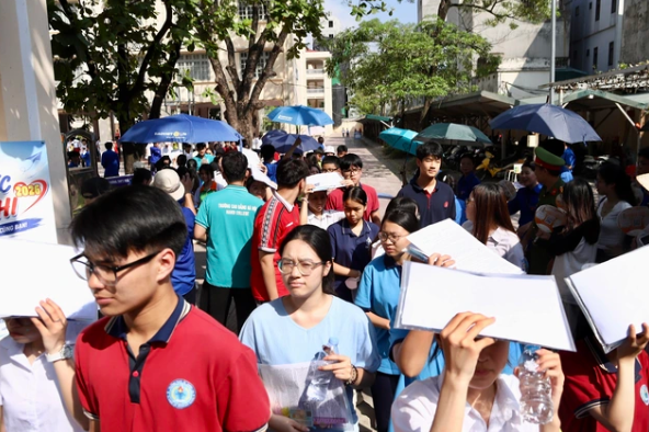 Tin s&aacute;ng 31/5: Tin vui cho người c&oacute; nhu cầu mua nh&agrave; ở x&atilde; hội tại H&agrave; Nội; d&ugrave;ng điện thoại quay mưa gi&ocirc;ng, nam thanh ni&ecirc;n bị s&eacute;t đ&aacute;nh tử vong  - Ảnh 2.