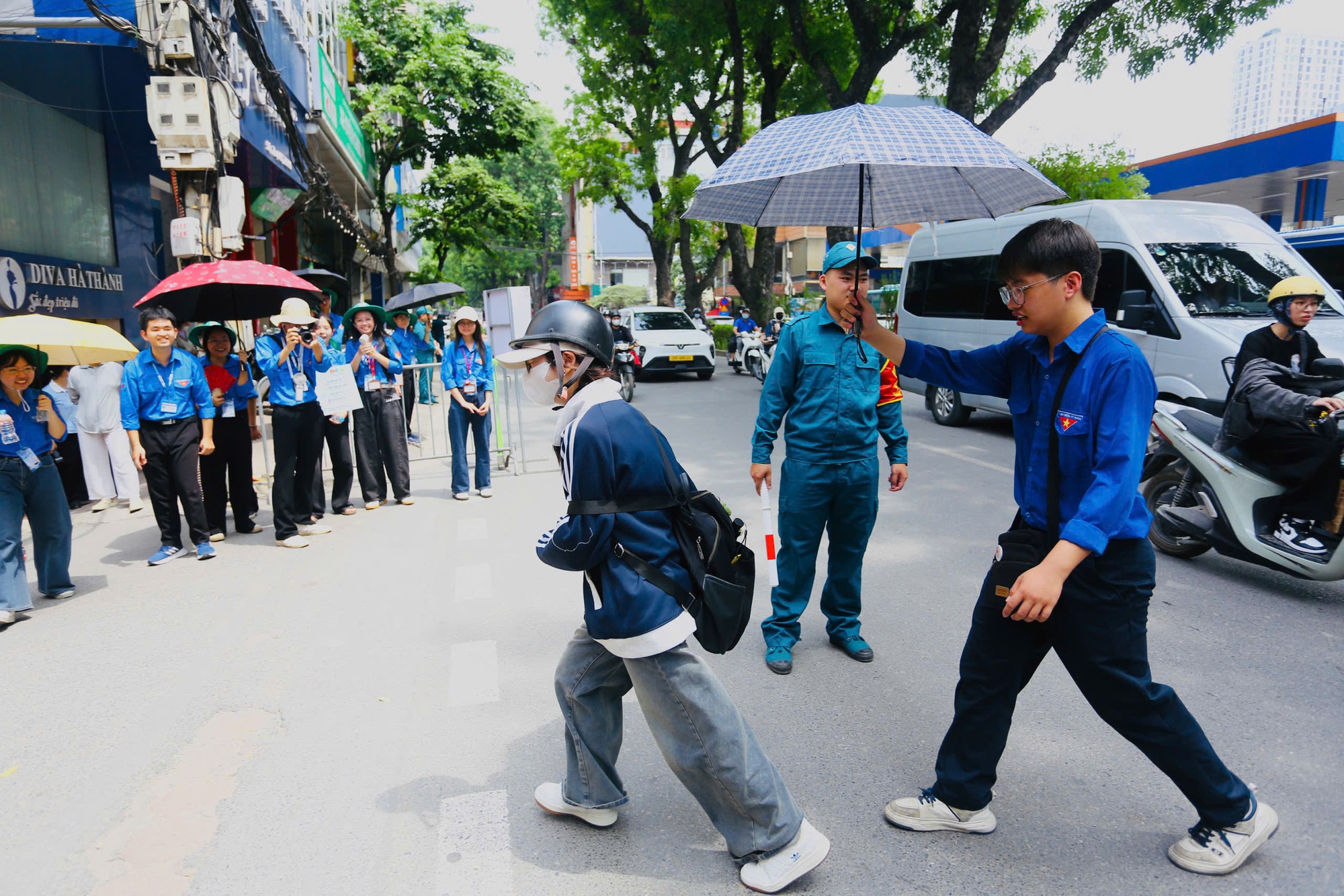 Nữ sinh đi xe chuy&ecirc;n dụng của CSGT kịp đến ph&ograve;ng thi v&agrave;o lớp 10- Ảnh 4.