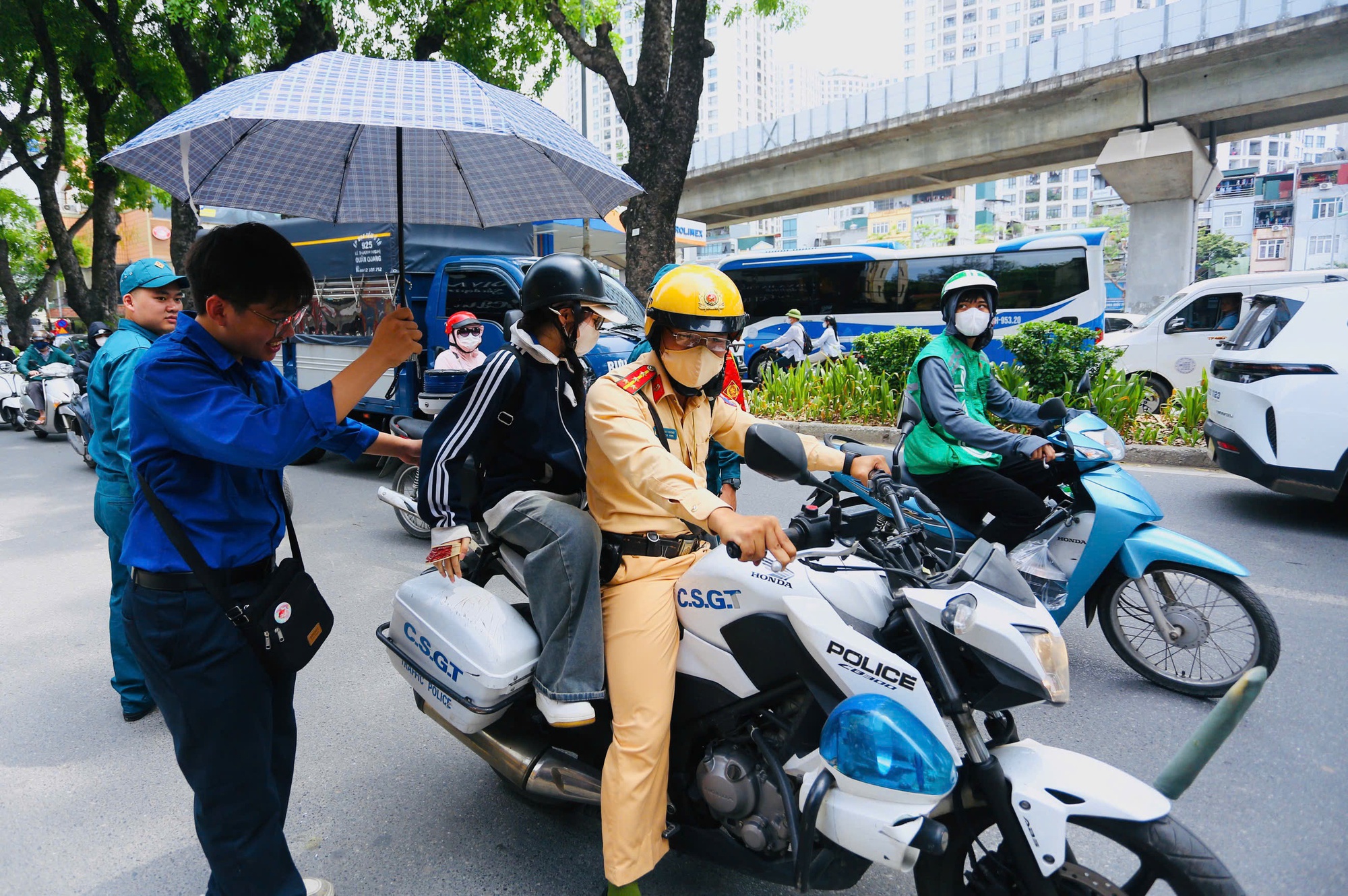 Nữ sinh đi xe chuy&ecirc;n dụng của CSGT kịp đến ph&ograve;ng thi v&agrave;o lớp 10- Ảnh 3.