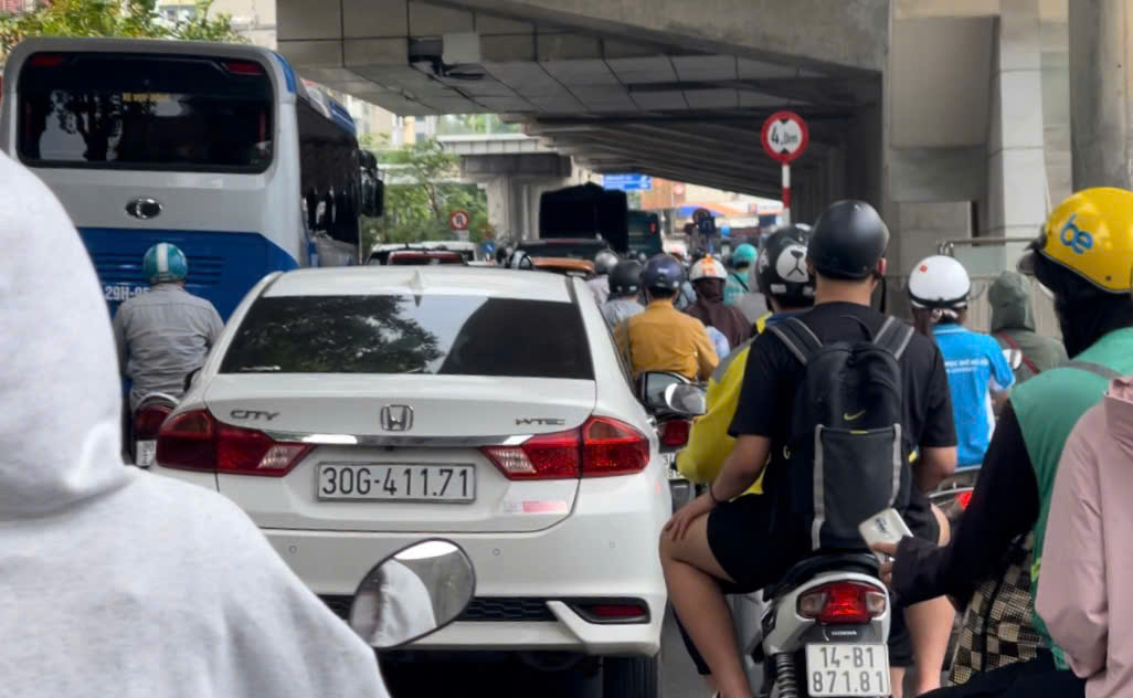 Nữ sinh đi xe chuy&ecirc;n dụng của CSGT kịp đến ph&ograve;ng thi v&agrave;o lớp 10- Ảnh 1.