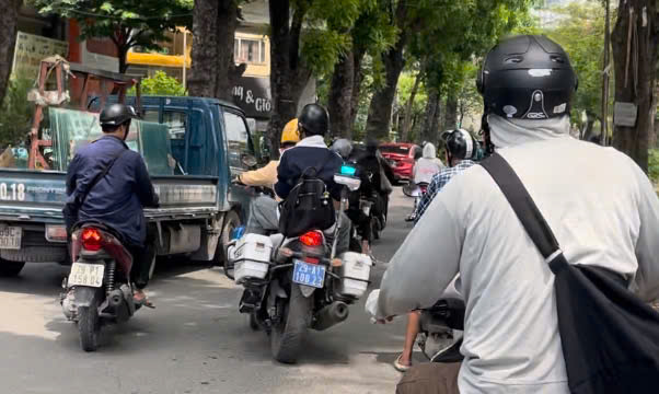 Nữ sinh đi xe chuy&ecirc;n dụng của CSGT kịp đến ph&ograve;ng thi v&agrave;o lớp 10- Ảnh 2.