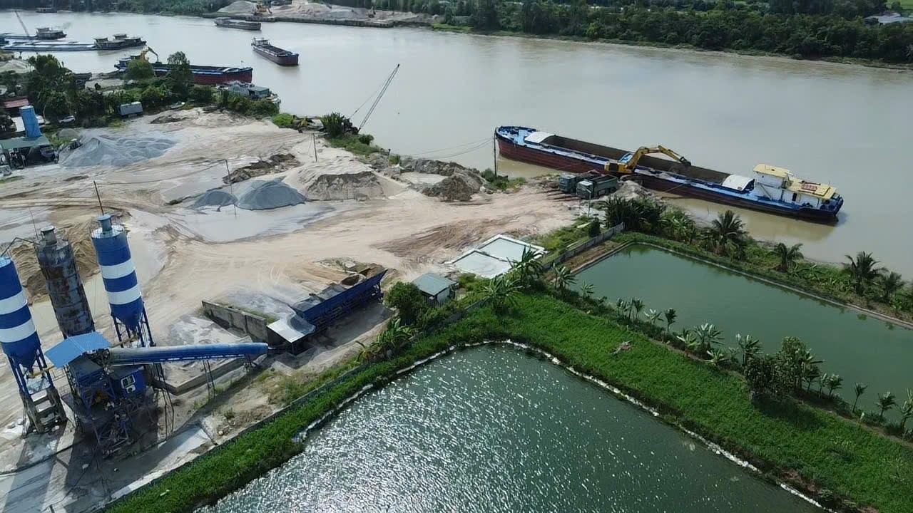Bến b&atilde;i ven s&ocirc;ng Luộc Hưng Y&ecirc;n v&agrave; những mối nguy từ c&aacute;c mố cẩu chưa được cấp ph&eacute;p - Ảnh 4.