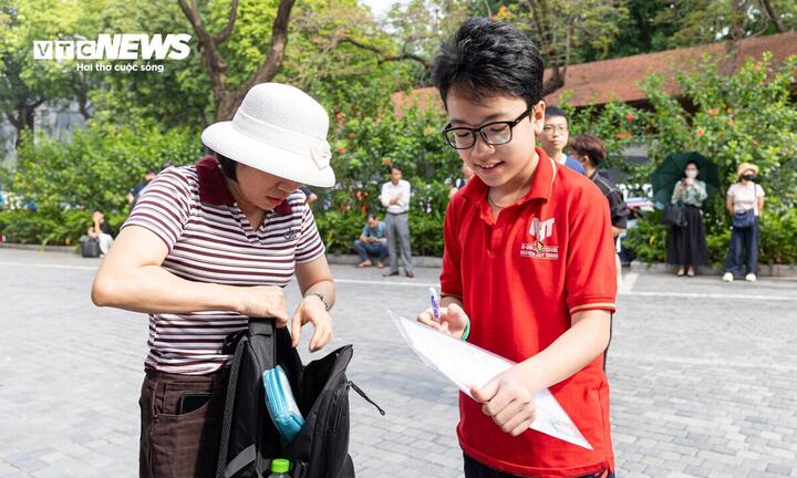&Aacute;p lực thi lớp 10: Sĩ tử bật kh&oacute;c, phụ huynh lo sẵn 'kế hoạch B' - Ảnh 2.